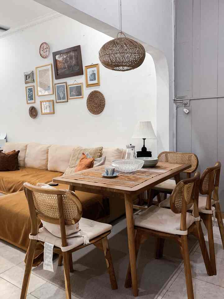 Dining area.

Tempat paling sering untuk kumpul selain sofa. Biasanya aku makan bareng, nonton bareng, sampe ngobrol bareng sama teman dan keluarga disini. 
-
Meja makan ini adalah salah satu furnitur favoritku dirumah. One of my wish come true kalo soal home decor adalah barang ini 🤭
-
Semoga meja makan ini bisa awet dan bisa turun temurun dipake anak cucuku nanti, Amiin hahaha🥹

#diningroom
#diningarea
#areamakan
#kursimakanjati
#kursirotan
#japandi
#furniturekayu