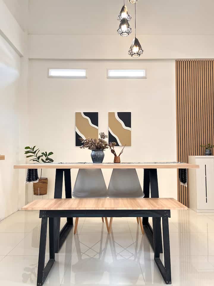 Dining room yang jarang banget tampil tapi mulai tampil karena udah berasa lebih terisi hehe. Hanya nambahin wall art hasil DIY udah bisa merubah suasana banget di area makan ini 🍃🍃 #DiningRoom #RuangMakan #DiningIdea #DekorasiRuangMakan #DiningInspiration