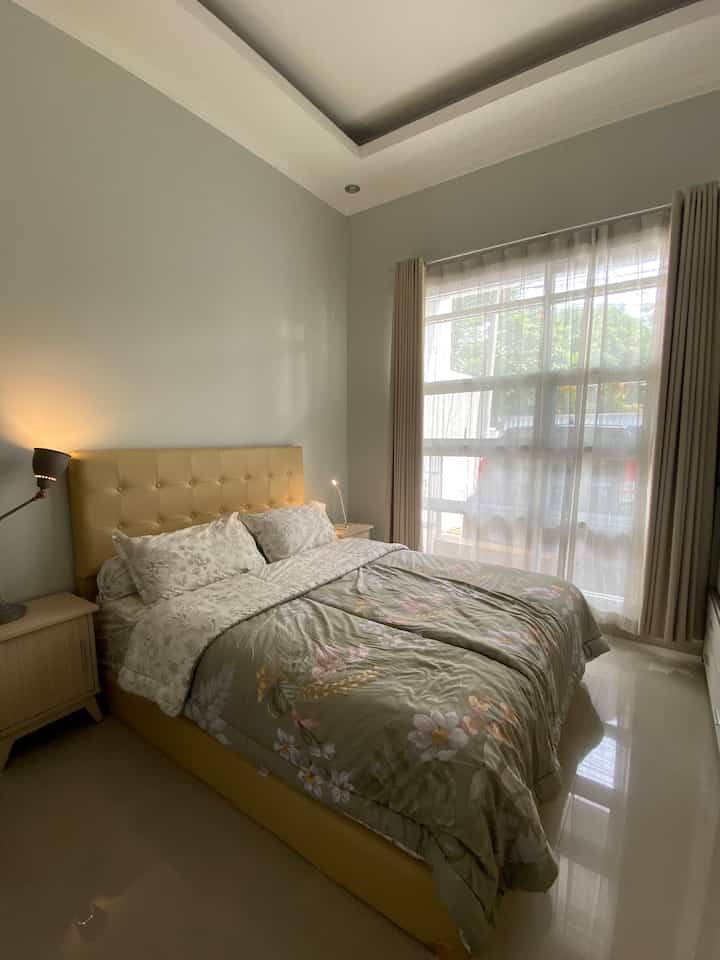 Hai semua, master bedroom di LWT 🫶🏻 Not too spacious tapi cukup lega buat kami. Di master bedroom ini kami tidak banyak melakukan makeover, hanya mengecat dinding dan mengganti gorden sudah cukup membuat suasana lebih cerah. #masterbedroom #bedroominspo #kamartidur #kamartidurutama #bedroomideas #bedroomdesign 