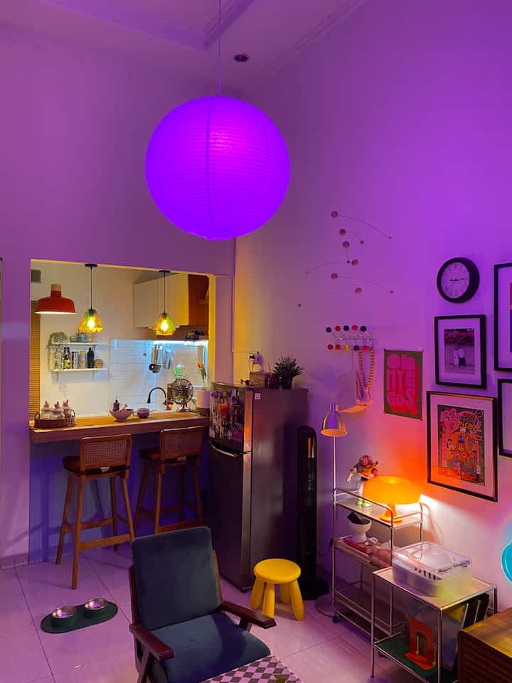 Dapur open space

Dengan luas rumah yang terbatas, kami mencoba memaksimalkan area dapur berukuran 2x2 meter menggunakan konsep open space dengan area ruang tamu ✨

Dinding penbatas pun kami bobok untuk dijadikan mini bar, sehingga menghemat space untuk meja makan. Mungkin ini bisa diterapkan untuk konsep decor low budget ya ☺️

Tema dapur pun kami sesuaikan agar nyambung dengan tema ruang tamu yang bernuansa chic dan mid-cetury modern dengan pencahayaan warm light. Tetapi elemen utamanya tetap menggunakan aksen warna kayu ala Japandi agar dapur terlihat hangat 🍳

Semoga menginspirasi

#kitchenstyling #idedekordapur #makeoverdapur #japandi #midcanturymodern #decorlowbudget #rumahdeveloper #depok #dapurmini