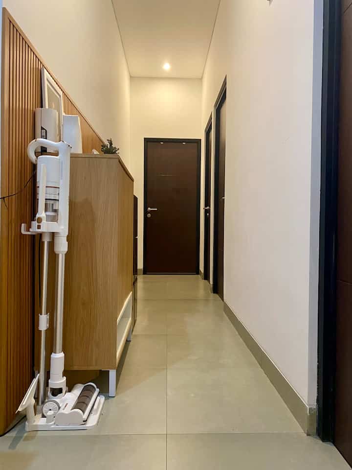 Suasana malam di hallway lantai 2. Agar tidak terlalu polos, space di hallway ini kami manfaatkan untuk menempatkan rak sepatu dan juga peralatan bebersih

#hallwaydecoration #idedekorasihallway #japandi #minimalis #suasanamalam #rumahdeveloper #storagesepatu