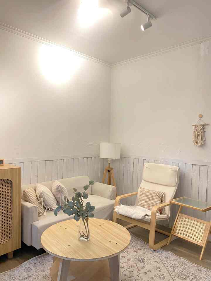 Happy weekend tetangga online
Begitu buka pintu langsung disambut ruang tamu yg aku dekor dengan tema japandi ini
Inginnya minimalis tapi ga kuat kalo lihat barang lucu 
Banyak lampu disini, ada standing lamp dari LAUTERS IKEA, lampu sorot, lampu candle warmer tapi yg sering di pake lampu sorotnya ☺️☺️

#livingroomideas #livingroom #makeoverlivingroom #japandi #rumahpedesaan #rumahmungil #livingroominspo #dekorasiruangtamu