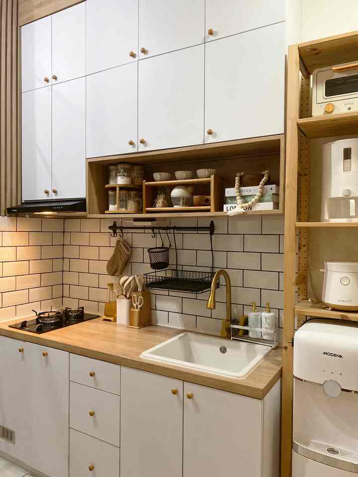 Salah satu hal yang harus diperhatikan sebelum merancang dapur adalah menentukan tata letak, baik itu tata letak dapur secara keseluruhan maupun tata letak setiap barang yang nantinya akan ada di dapur kita, hal ini dilakukan agar nantinya dapur memiliki nilai estetika dan nilai fungsional yang maksimal. 
Penting sekali menyiapkan “rumah” bagi setiap barang, agar nantinya barang tidak berserakan dimana mana dan mengganggu kerapihan dapur.
Di dapurku sendiri, selain berusaha menyediakan “rumah” bagi setiap barang, aku juga menyisakan sedikit space untuk pajangan agar dapur tetap terihat manis. 

#KitchenStyling
#IdeDekorDapur
#MakeoverDapur
#DapurMungil
#DapurKecil
#DapurSederhana