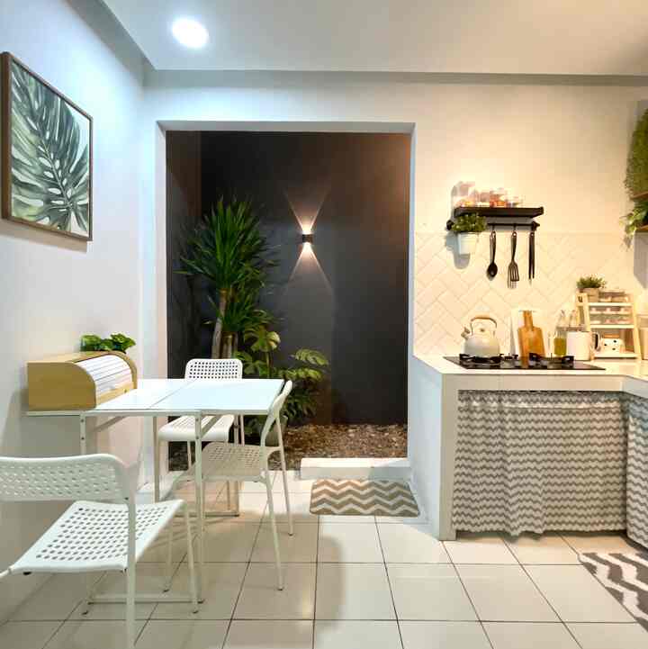 Caraku menata dapur agar terlihat aesthetic yaitu dengan menata atau menempatkan perabotan agar menarik pandangan mata, memberikan sentuhan perabotan wood dan menyempurnakannya dengan warna hijau dari tanaman artificial di beberapa spot.  

Semoga postingan aku ini menginspirasi sobat O!house 😊

#kitchenstyling
#idedekordapur
#makeoverdapur
#kitchenitem
#kitchenminimalis
#dapurminimalis
#dapuropenspace 