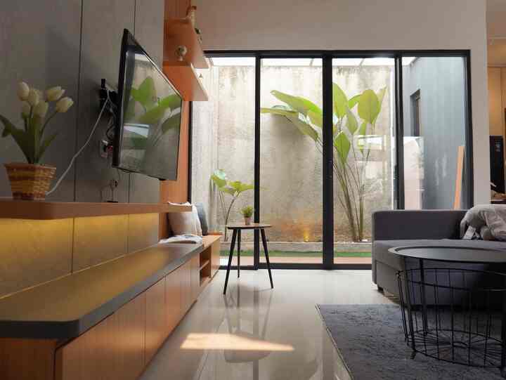 Pemandangan saat buka pintu langsung mengarah ketaman super mini ini. Yg skrg gersang sekalii belum di update tanamannnya. Smg next ada waktu buat renov mini taman yaaaa.. 

#TamanSemiOutdoor
#TamanMini
#InspirasiTamanKering
#RumahJapandi
#IndustrialGarden