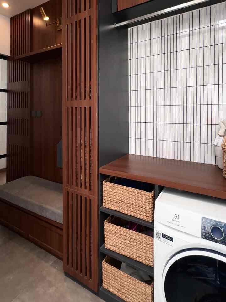 laundry room ini dibuat semaksimal mungkin, jadi untuk area cuci baju, setelah cuci baju langsung bisa setrika baju ada juga area untuk gantungan sementara untuk baju baju yang sudah di setrika.

bagian kabinet diatas ada untuk menyimpan bedcover dan sprei, kabinet samping meja setrika itu untuk menyimpan pakaian sementara sebelum pindah ke lemari.

meja setrika sengaja bisa dilipat supaya ketika tidak dipakai bisa dilipat dan area laundry ini terlihat lebih "clear" dan ada bench untuk duduk dibawahnya dibuat laci penyimpanan juga.

#laundyroom #laundryarea #designinterior #japandi #modernminimalis