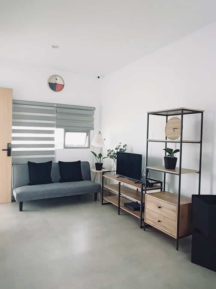 Design Ruang tamu sebelum ku Pasang Lantai Vinyl. 
di ruangan ini Lebih bertema semi industrialis dimana barang-barang bernuansa black wood. 

#livingroomidea #livingroomindustrialis #rumahindustrialis #rumahminimalis #ruangtamuminimalis #ideruangtamu #blackwoodstyle
