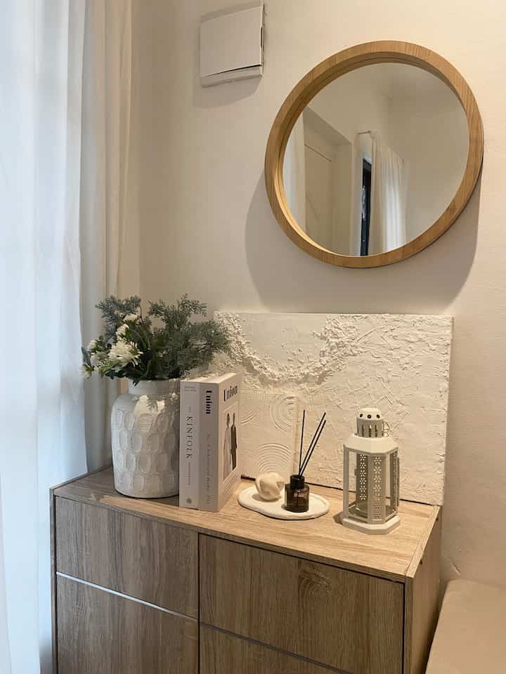 Setiap rumah pasti memiliki proses masing-masing ya. Begitu juga sudut living room ini. Dari yang awal hanya memiliki 1 vas bunga pelan-pelan diisi dengan dekorasi yang lainnya.

Menurutku saat mengisi rumah sebaiknya memang perlahan, agar kita paham betul apa yang kita butuhkan bukan hanya sekedar beli untuk estetika saja 🤍✨

#minimalis #modern #koreanhome #livingroomstyle #sudutruangestetik #90m2