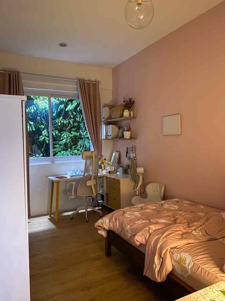 Night vibe in the bedroom😴

Actually, every time I went to sleep, I really liked opening the window curtains, then just relying on the lighting from outside with a night light. I love the vibe, it's not scary but it's serene looking at the trees. Especially when I'm chasing a deadline at night, I also like to look at the tree in front of my room, hehe. But unfortunately the garden in front of my room has been cut down so my room "penetrates" to the village in front😭🫵 So now at night the curtains are always closed😔

That's all my story as a resident who is annoyed because the garden in front of the house has been cleared. Even though it used to be so dense that netizens thought I lived in the forest, I'm a Bekasi child😔✊

#bedroom #contemporary #kamarpink #bekasi #livewithparents #mejakerja #sleepwithaview #kamarputri