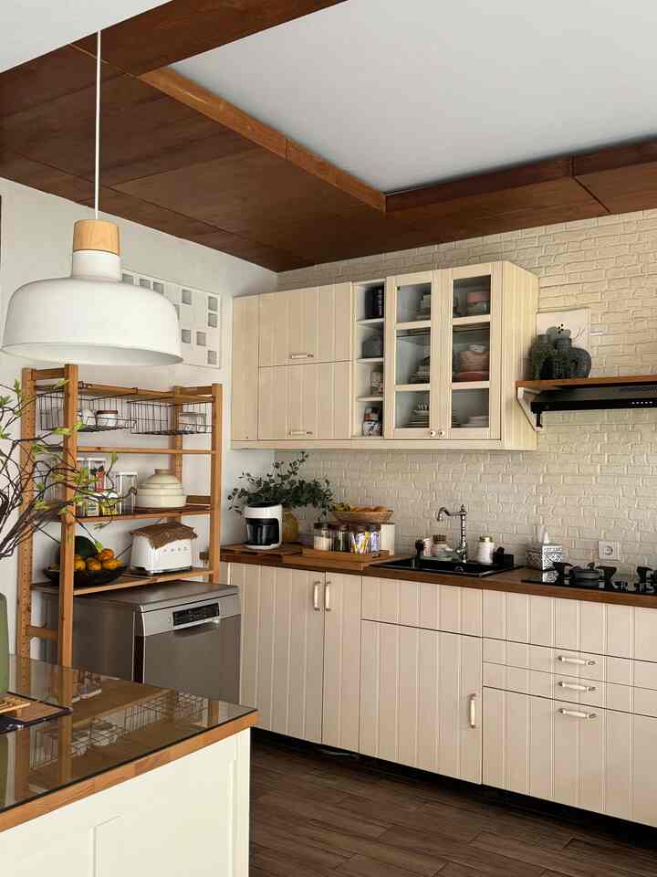 Dapur segaris ku ini minim banged storage nya jadi aku tambahin rak ivar dan kitchen island yg banyak tempat storage nya. 

Untuk naruh bumbu dapur aku taruh di rak dapur yah. 

#kitchenstyling #idedekordapur #makeoverdapur #dapurikea 