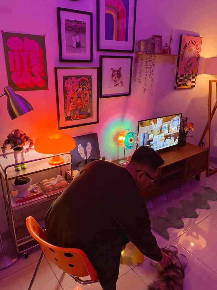 Chill bersama anabul

Mencoba menikmati suasana Minggu malam, yang biasanya udah overthinking karena besok Senin masuk kerja 😅

Untungnya besok libur karena long weekend 🍃

#livingroom #midcenturmodern #roomdecorinspo #livingroomideas #petparent #rumahdeveloper #depok 