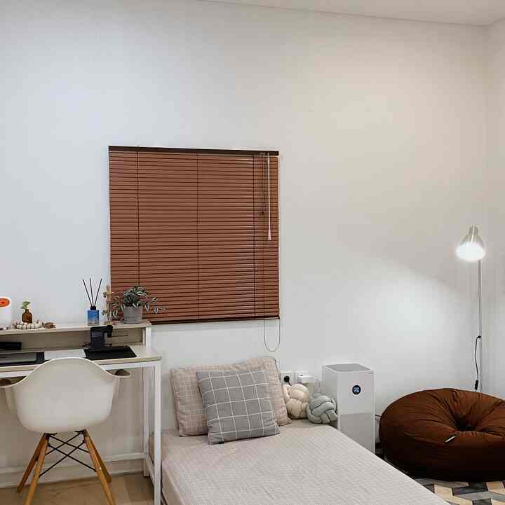 Kids room/kamar anak berukuran 3x3,3 m yang saat ini kami gunakan sebagai kamar tamu. Sempet tidak pernah terurus kamar ini, karna memang jarang sekali ditempati. Terus ada ide buat styling kamar tamu ini sebagai tempat untuk kerja juga dirumah. Yaa walaupun memang styling dengan barang seadanya dirumah, tapi bagiku ini sudah lebih dari nyaman ☺️
#KidsRoom #KidsroomStyling #MakeOverKamarTamu #MakeOverKamarAnak #KamarAnak #KamarTamu 
