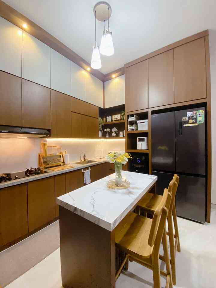 Dapur kami berukuran kurang lebih 3x3m. Semua perabot masuk dalam lemari, krn rumah kami kecil jadi tempat penyimpanan penting bgt. Jadi kami buat kitchen set full sampai plafon.
Tidak banyak perintilan di dapur kami krn memang jarang digunakan.
#KitchenStyling
#IdeDekorDapur
#MakeoverDapu