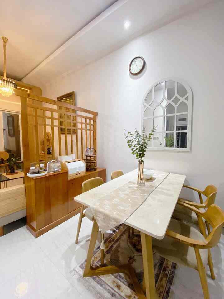 Ruang makan kami yg simle. Hanya dihias oleh cermin arch.
#ruangmakanminimalis #ruangmakan #mejamakan #simpleminimalist #simplehome #minimalist #dinningroom #dinningtable
