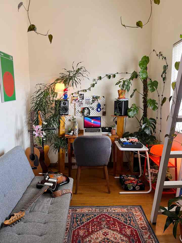 Pentingnya styling dan tata letak furniture didalam livingroom merupakan salah satu hal yang sangat penting.
di ruangan ini sengaja dibuat kamar dengan mezzanine, agar area bawah menjadi ruang sebagai livingroom, tata letak sangat diperhatikan agar mencapai estetika yang diinginkan, bukan hanya hal itu saja, tapi kenyamanan pun diperhatikan untuk ruangan ini.
Saat ini konsep dekorasi yang sedang di aplikasikan dalam ruangan #philodechamber menggunakan style urban jungle, dengan banyak tanaman ruangan akan sangat terasa lebih segar dan nyaman.

Jika tetangga online disini ingin menata ruangan kalian menjadi ruangan yang mempunyai nilai estetika, kalian bisa styling dengan menyesuaikan budget yang kalian punya, caranya kalian bisa mencari referensi di aplikasi OHouse ini, dengan cara melihat produk tag yang ada pada foto-foto yang kalian suka, bisa mencari mana barang dan harga yang cocok dengan budget kalian.
#LivingroomStyling
#IdeDekorLivingroom
#MakeoverLivingroom