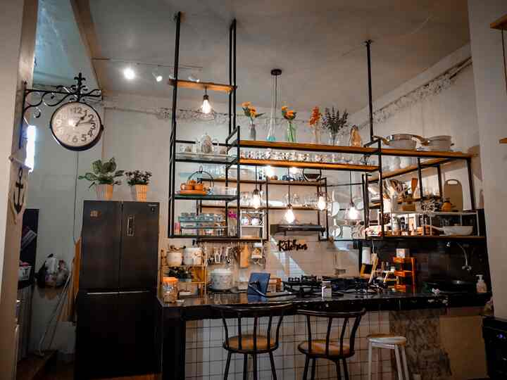 Make over dapur dengan konsep industrial., dengan ukuran 6 X 2,5… sebenarnya dapur ini ada 2 sisi… dapur basah dan dapur kering dengan 2 konsep berbeda dimana seblah kiri ada dapur basar dgn slide bagian terakhir dan seblah kanan dapur kering dgn mini bar nya… kenapa 2 konsep tapi berdampingan yah krn pertama dengan masak2 yg intens jd bisa di seblah lalu yg bagian dapur kering masak yg simple saja dengan berbagai macam property estetiknya 😀🫢 
#idedapur
#makeoverdapur
#kitchenstyling