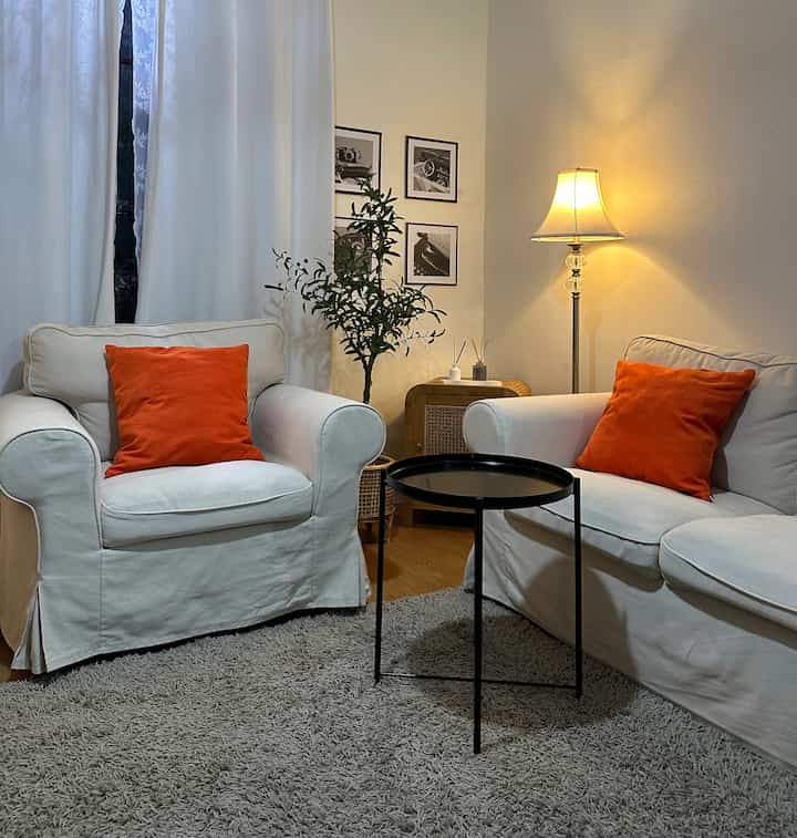 Ruang tamu merupakan area penting yang bisa memberikan  kenyamanan bagi penguni rumah dan juga tamu yang berkunjung, untuk
mendapatkan kenyaman tersebut kami menempatkan sofa 1 dudukan dan 3 dudukan, karpet, lampu dan beberapa dekorasi dinding.

#ideruangtamu
#sofaideas
#scandinavianstyle
#homeideas
#rumahminimalis
#karpetruangtamu 