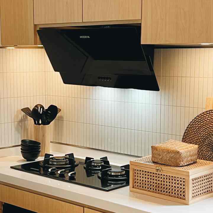 Night vibes dapur casadirio, karena sering hujan jadi lighting dapur ini sering kami hidupkan. Lighting yang kami pakai bernuansa warm agar dapur ini tetap homey. #KitchenStyling #IdeDekorDapur #MakeoverDapur #dapurjapandi #japandi #dapurideas
