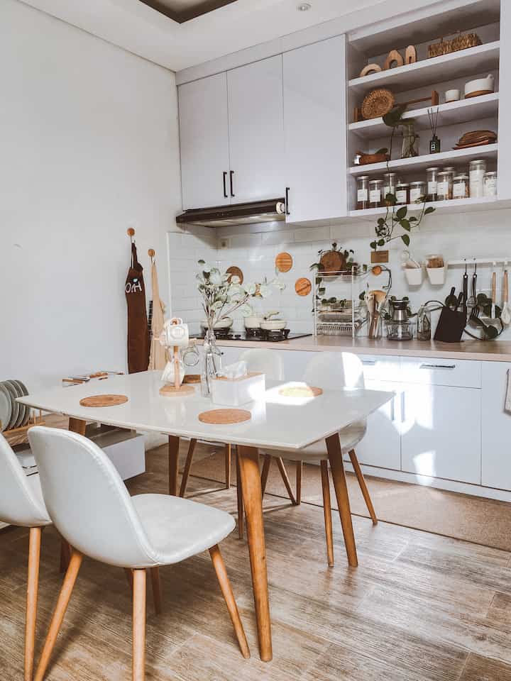 キッチンのインスピレーション
—
キッチンをすっきりと美しく見せるためのヒントの 1 つは、キッチンキャビネットに - オープンキッチン棚 - を設置することです。収納以外にも、キッチンの装飾を追加することもできるため、キッチンがすっきりと美しく見えるようになります。
—
また、調味料などを置く場合は縦置きのスタッキングシェルフを使用することで、すっきりと省スペースに収納できます。

#キッチンスタイリング
#キッチン装飾アイデア
#キッチンの模様替え
#キッチンインスピレーション
#オープンシェルフキッチン
#ニュートラルホーム
#ボヘミアンデコレーション