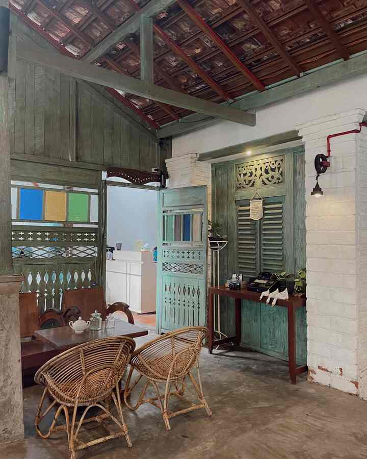 Dekat dengan dapur dan living room, dining table disini tidak selalu difungsikan sebagai meja makan tapi untuk tempat bersantai juga. Masih dengan konsep etnik menggunakan perpaduan kursi kayu dan rotan.
#Stylingruangmakan
#DiningRoomStyle
#InspirasiRuangMakan
#RuangMakanEtnik
#EtnicDiningRoom