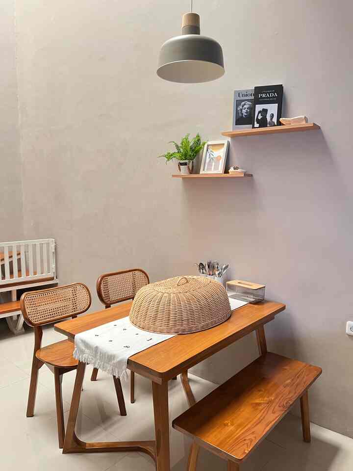 Dining room dengan aksen kayu dan rotan, pemilihan meja makan dengan kaki V membuat kesan simpel dan unik. Tempat ini difungsikan bukan hanya untuk makan tetapi kami sering menggunakannya untuk menonton tv dan bekerja✨

#StylingRuangMakan
#DiningRoomStyling
#InspirasiRuangMakan