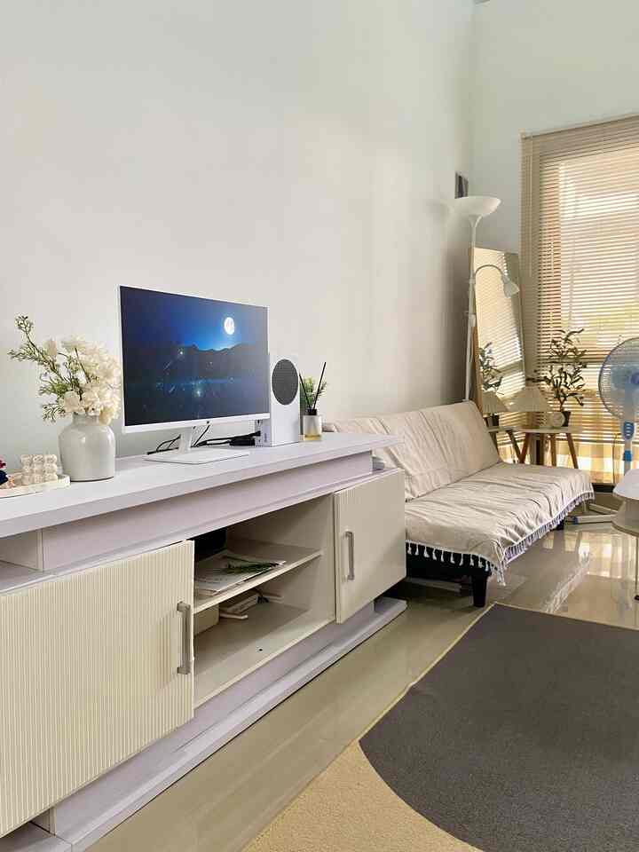 Suasana baru di ruang tamu dalam rangka menyambut bulan ramadan ☘️🕌

Penggunaan beberapa pajangan dan dekorasi bewarna putih dengan nuansa minimalist dan simple.

#rumahmungil #livingroom #minimalist #decorruangtamu #aesthetic