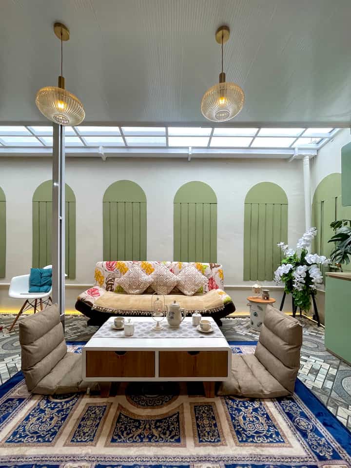 Assalamualaikum tetangga Online.. MasyaAllah.. Marhaban ya Ramadhan untuk tetangga semua yg sedang berbahagia menyambut datangnya bulan suci Ramadhan, bulan penuh ampunan. Oiya, dikesempatan kali ini aku mau share suasana dining room keluargaku saat Ramadhan. Biasanya di bulan Ramadhan kami mengatur area dining room supaya kids friendly saat ikut berbuka puasa, yaitu dengan cara lesehan. Dengan dining room lesehan seperti ini, anak-anak yang ikut berbuka puasa bisa mengambil makanan mereka sendiri dengan leluasa sehingga tidak mengganggu orang tua yang sedang makan. Di sini aku memakai tatami sofa dan ambal sebagai alas duduk, agar setiap anggota keluarga ttp merasakan kenyamanan dan kehangatan berbuka. Sementara untuk peralatan makan aku meletakkannya di dalam laci meja supaya meja makan tidak terlalu crowded dan penuh. Yuk share suasana dining room Ramadhanmu juga! 👋🥰
#StylingRuangMakan
#DiningRoomStyling
#InspirasiRuangMakan