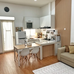Dapur dengan konsep U-shaped kitchen.. 
Untuk memaksimalkan fungsionalitas & estetika, aku mendesain dapur dengan top table letter U. Desain ini cocok untuk dapur dapur yg ukurannya kecil tapi kebutuhan spacenya besar
Dari segi fungsionalitas, dapur ini memenuhi fungsi konsep kitchen triangle.. dari mulai area prep, cook dan served. Disamping itu, keberadaan table bar menjadi pembatas sekaligus menghalangi pandangan dari area living room sehingga bisa menutupi dapur saat berantakan dan ruangan terlihat lebih estetik
#kitchenstyling #idedekordapur #makeoverdapur