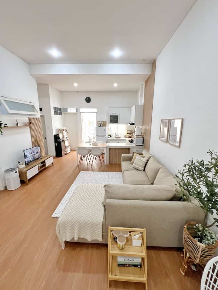 Welcoming Ramadhan Mubarak di rumah tanpa sekat.. Area ini selain berfungsi sebagai living room atau ruang keluarga, sering kami gunakan untuk area solat karena belum ada musholla.. 

Kiblat menghadap dinding sebelah kanan, jendela dapur dibiarkan terbuka begitupun pintu depan.. membuat sangat nyaman beribadah disini dengan sirkulasi udara yang baik bikin adem 


#livingroom #openspace #openplan #homeinspo #japandi

