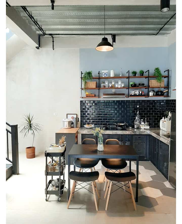 Open space adalah konsep rumah kmi, termasuk meja makan yg berada di 1 area dengan dapur.  mengusung industrial style nya maka mayoritas warnanya lebih ke hitam/bold 

Plusnya punya ruang makan gabung dengan dapur sudah pasti cukup 1-2 langkah tinggal muter badan ga perlu jauh2 jdi klo abis masak ga perlu jauh2 buat setting tablenya, kurang panas, kurang garing juga cepet klo mau di goreng lgi. Nanti pas menyiapkan sahur enak klo dapur sebelahan ma meja makan bisa sat set sat set 

Tapi ga enaknya, kadang hawa bekas masaknya masih suka nempel pas kita makan jdi brasa pengap solusinya perlu adanya bukaan lebar di sekitarnya bisa berupa jendela/pintu & nyalakan hooker 


#stylingruangmakan #diningroomstyling #inspirasiruangmakan #mejamakan #mejadapur #ruangmakan #interiorrumah #Instagrammable 