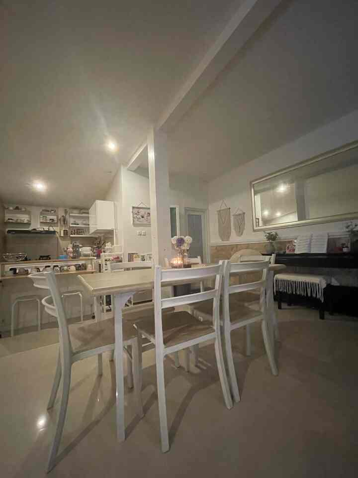 Ruang makan yang klo semua udah pada makan jadi tempat belajar anak-anak, tempat aku zoom meeting, bahkan kadang kalo ada teman datang malah senengnya duduk santai sambil ngopi dan ngemil di ruangan ini. Bisa dibilang ini adalah the center of our house. Biasanya di meja makan aku pakein table runner, tapi seringnya polos aja. Paling yang wajib ada di atas meja adalah lilin aromaterapi, bunga, tempat tissue, dan tusuk gigi. 

#StylingRuangMakan
#DiningRoomStyling
#InspirasiRuangMakan
#MinimalistBohemian
#Warm #Cozy 

