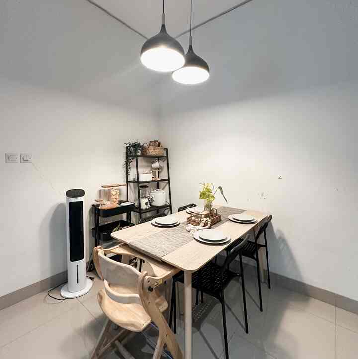 Selamat malam semua 👋🏻
Hola dari dining room casaaksadaru, yang isinya gini gini aja hehe. Konsep rumah kami memang openspace ya jadi dining room jadi satu sama kitchen. Nilai plusnya mau ambil apa aja gk ngabisin waktu karena disitu2 aja hehe. 

Agar tidak bosen nih casaaksadaru punya sedikit tips untuk tetap menyenangkan berada di ruang dining room. Salah satunya adalah update style atau penataan dekorasi baik yang ada di atas meja makan atau perabotan di sekeliling ruangan secara berkala. Daaaan tambahkan tanaman ijo2 untuk pemanis agar terlihat fresh gitu deh 🪴. 

Inilah dining room sederhana dari casaaksadaru. Selamat berpuasa yaa tetangga. Semoga bisa saling menginspirasi. Malam ✨

#StylingRuangMakan
#DiningRoomStyling
#InspirasiRuangMakan
#casaaksadaru
