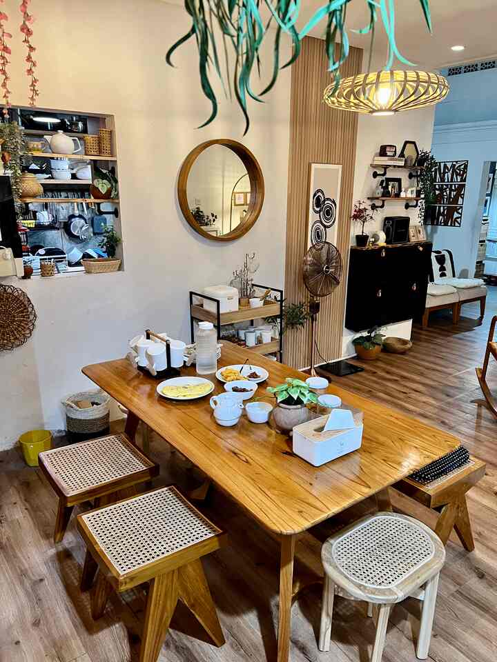 SUASANA SAHUR di RUANG MAKAN - Ramadhan Day 1 
.
Kebetulan pas siapin santap sahur, sebelum pada bangun semua untuk sahur, aku ckrek ckrek dulu 😀.
Menciptakan suasana ala Cafe di rumah memang yang menjadi angan2ku sejak dulu, Alhamdulillah sudah tercapai sesuai dengan budget yg ada 😀. Aku pecinta Furniture Jati + Rotan, jadi untuk membuat suasana ruang makan ala Cafe yang estetik dan nyaman di rumah lawas ini , juga makin bikin betah di rumah hehehe, aku memilih meja makan jati custom dari jepara. Sebelumnya meja makan ini 1 set dengan kursi jati berlengan, menurutku rumah jadi makin sempit, akhirnya kursi makan aku ganti dengan bench dan stool  juga dari kayu jati cutsom, supaya ruangan kecil ini nampak terlihat luas. Untuk melengkapi keestetikan ruang makan ini, aku juga tambahkan cermin jati bulat d60cm, dan troli industrial dikombinasikan di ruangan  ini, tidak lupa dengan aku beri sentuhan tumbuhan artficial + lampu2 retro ala Cafe …, moga menginspirasi ya 😍
.
#StylingRuangMakan #DiningRoomStyling
#InspirasiRuangMakan #diningroom #Ruangmakan #Aestheticdiningrom #Ruangmakanestetik #diningroominspiration #rumah120m2 #rumahsederhana #rumahlawas #rumahkuno #ideruangmakan #mejamakanjati #troliindustrial #cerminjati #benchjati #stooljati