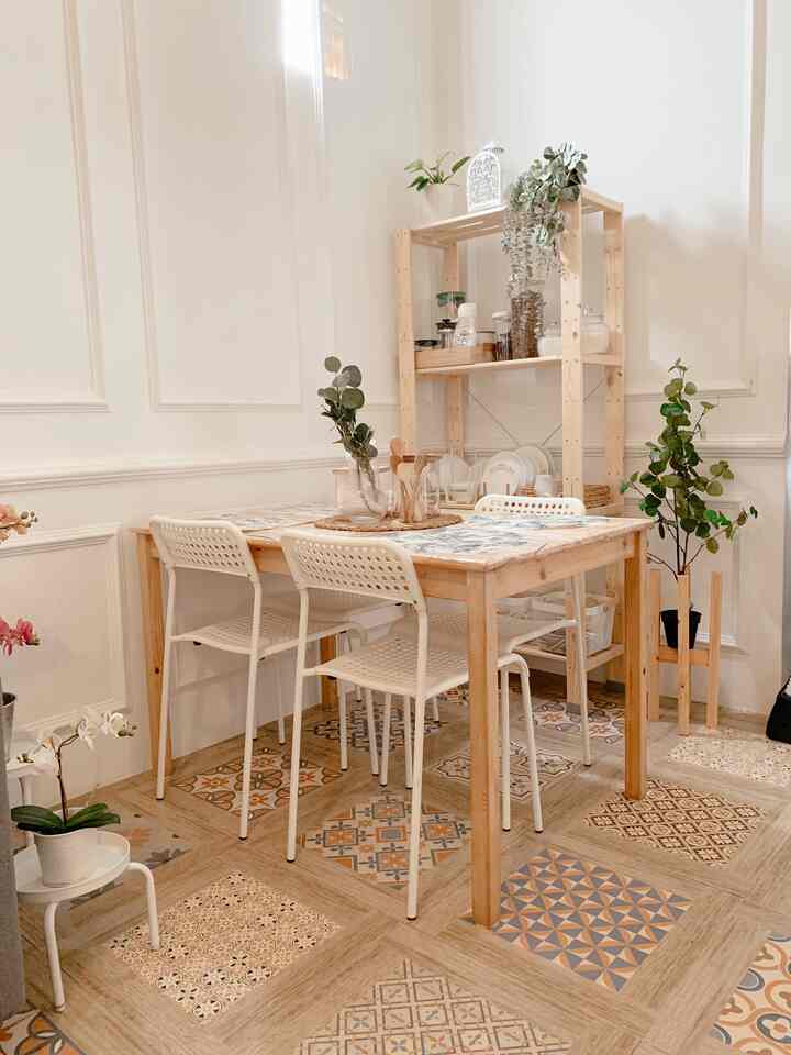 Ruang makan dengan tema white wood yg sederhana,saking sederhana plastik meja belum di buka😁 ini salah satu tempat favorite tempat keluarga kecilku. Selain di makan bersama.. Kadang di pake juga untuk kerja atau ngemil dan ngobrol-ngobrol

Oia, barang hampir didapet hasil sale toko perabot ikea, meja makan & kursi ini dapat di tahun 2018 & rak di tahun berikut nya kalau dihitung kurang lebih dua juta rupiah kursi meja dan rak yaa. Tidak termasuk alat makan dan lain nya

#StylingRuangMakan
 #DiningRoomStyling
#InspirasiRuangMakan
#inspirasimejamakan
#mejamakanlowbudget