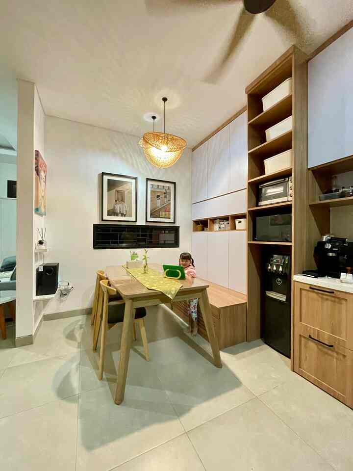 Salah satu tempat favorit untuk bercengkerama bersama keluarga. Kali ini mencoba memadukan table runner berwarna hijau di meja makan (biasanya kami memakai warna-warna netral)..
Btw, selamat menunaikan ibadah puasa teman2 semuanya! 💚

#StylingRuangMakan #DiningRoomStyling #InspirasiRuangMakan #TempatMakan