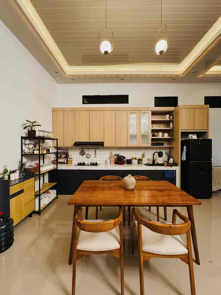 marhaban ya ramadan.. selamat menunaikan ibadah puasa✨ 
.
suasana dining room setelah sahur..
#StylingRuangMakan #DiningRoomSpotStyling #InspirasiRuangMakan #Minimalist #DekorRuangMakan #LowBudget #DekorRuangMakanSimple