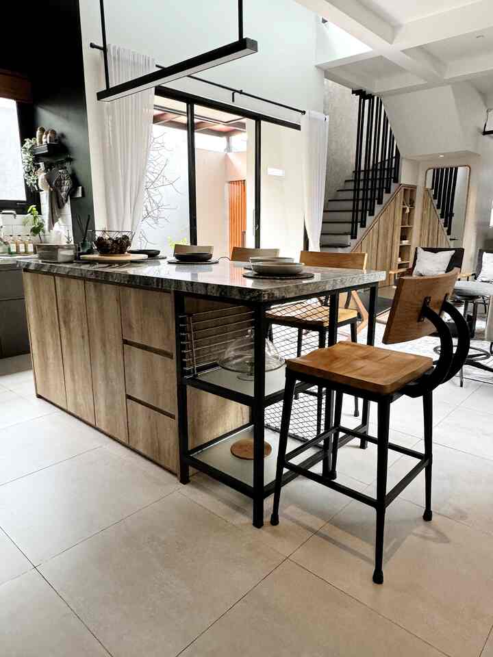 Karena keterbatasan ruangan jadi memang tidak punya meja makan, jadi Dining room nya berupa island table yang menyatu dengan kitchen 

#stylingruangmakan #diningroomstyling #inspirasiruangmakan #industrial #designindustrial #islandtable #kursibar 