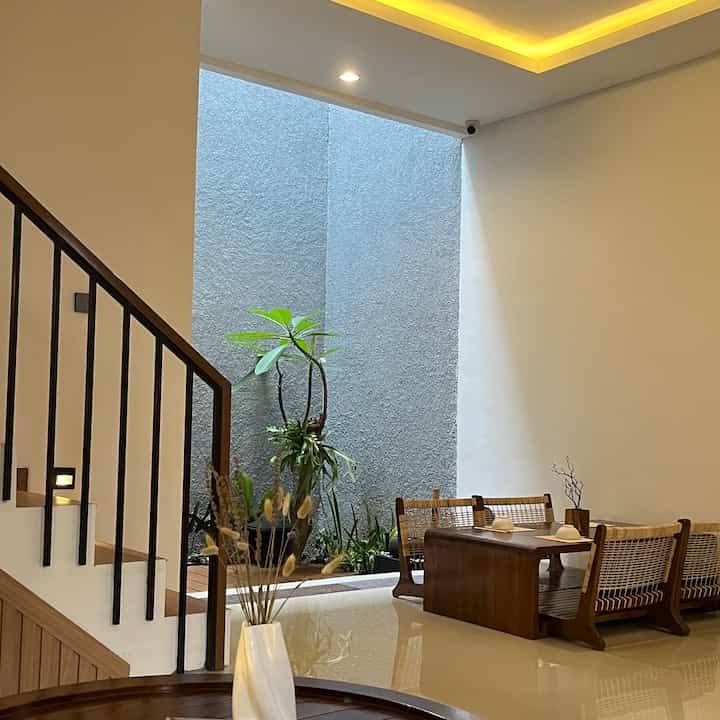 Diningroom Japandi🏯

Meja makan lesehan ala jepang yang bisa digunakan untuk bersantai dan ngobrol alih alih untuk makan bersama saja. 

#stylingruangmakan #diningroomstyling #inspirasiruangmakan #japandi #ruangmakanjapandi