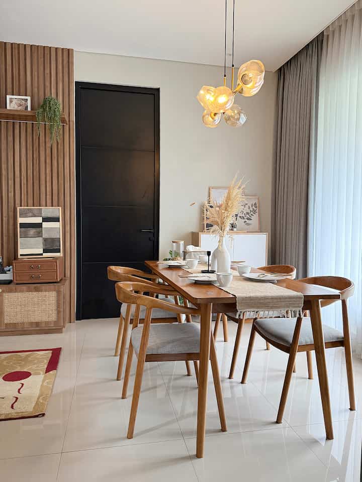Ini adalah dining room versi @dirumah.43 🤎

Di ruang ini, momen kebersamaan dengan keluarga dan orang terdekat tercipta. Dari makan bersama hingga cerita ringan, setiap sudutnya dipenuhi kehangatan 🪴🥰

#StylingRuangMakan 
#DiningRoomStyling 
#InspirasiRuangMakan 