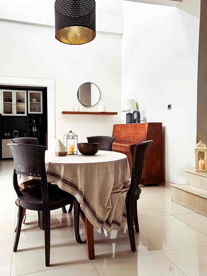 Ruang Makan Suasana Ramadhan.

Di bulan suci Ramadhan biasanya kami makan bersama saat sahur dan berbuka.Agar suasana Ramadhan berbeda dari sehari hari,ruang makan ini dipercantik dengan taplak meja warna krem natural,candle lantern ala timur tengah.Warna yang dipakai untuk dekorasi dominan warna krem agar ruang makan lebih bernuansa mediteran namun tetap simpel dan bersih.

#StylingRuangMakan
#DiningRoomStyling
#InspirasiRuangMakan
#RuangMakanSuasanaRamadhan
#mediteran