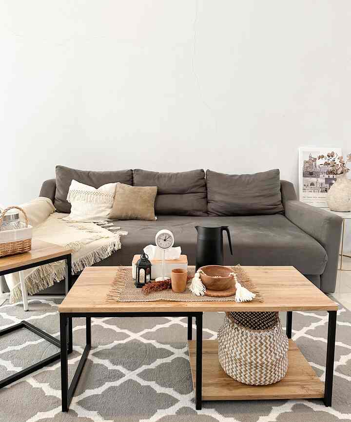 Di rumah kami belum ada dining room yang proper, sehingga hanya memanfaatkan meja yang ada. Selain itu kami juga lebih suka makan di depan TV, dan ruangan ini bisa dibilang ruang keluarga, ruang bersantai menonton tv, sekaligus dining room.

#nyamandiomah #StylingRuangMakan #DiningRoomStyling #InspirasiRuangMakan #familyroom #livingroom #dekoruma 