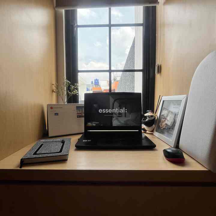 Meja kerja simpel🫶🏻

Berada di ruang kamar dan tepat berhadapan dengan jendela membuat meja kerja menjadi lebih nyaman dengan ambience warna earth tone

#mejakerjastyling #workspace #workdesk #japandidesk #mejakerjaestetis #japandistyle #homedecor