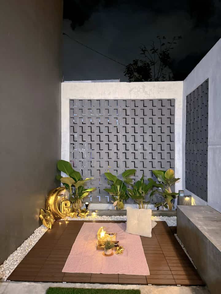 Marhaban ya Ramadhan dari taman kereng indoor Rumahmungilumra yang kami dekor tipis untuk lebih menghidupkan suasana Ramadhan dengan beberapa dekorasi lampu dan balon kami jadikan tempat berbuka puasa.



#tamanindoor #dekorasiramadhan #tamankering #inspirasidekor #Rumah #rumahminimalist #japandistyle #homestagram 