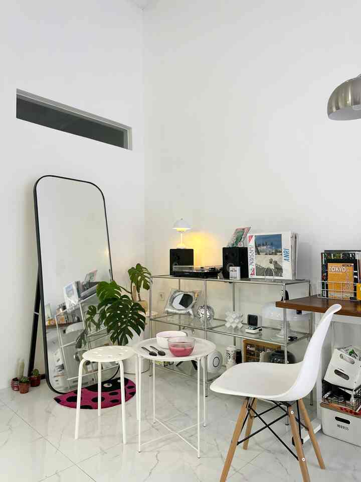 DINING ROOM ala CAFE
-
Angka House mempunyai Dining Room yang berubah” karena konsep meja makan kita seperi cafe bisa diletakan dimana saja, dengan menggunakan meja kursi yang mudah diangkat kita mendekornya lebih mudah. Puasa pertama kita berbua dengan es campur sebagai pemanis hidangan , sederhana namun terasa nyaman jika penghuni rumah bisa merasakan kenyamanan tersebut. 

#StylingRuangMakan #DiningRoomStyling #InspirasiRuangMakan #RuangMakan #Aesthetic #minimalist #white #homedecor #home #angkahouse #diningroomalacafe