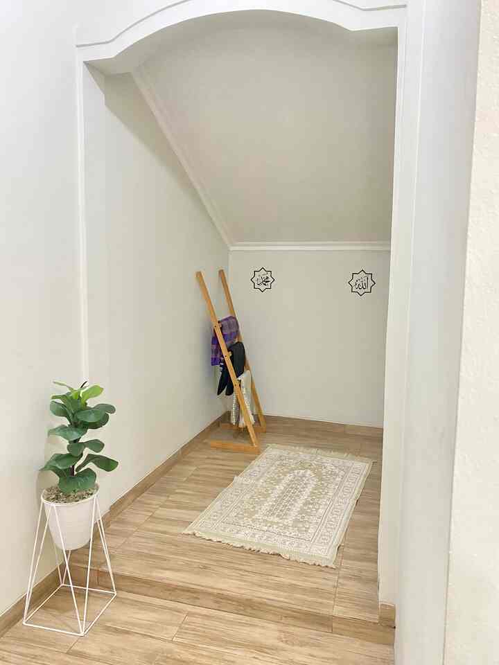 Halo teman Ohouse, saat ini umat islam memasuki bulan suci Ramadhan lho. Nah kali ini, House.of.chel mau share satu ruangan yang dapat dipertimbangkan untuk di tata ulang yaitu ruang Mushola.

Selain untuk tempat beribadah Mushola dapat membuat semua anggota keluarga berkumpul untuk melakukan Sholat berjamaah atau tadarus. 

Mushola ini berkonsep minimalis dengan memanfaatkan ruangan kecil pada rumah.  memberi kesan tentram bagi orang yang menjalankan solat dan membaca Al Quran 🤲🏻🙏🏻

Semoga menginspirasi 🙏🏻❤️

#mediteraniastyle
#dekormushola
#mushola
#Jakartatimur
#rumahimpian 
#Ramadhan2024