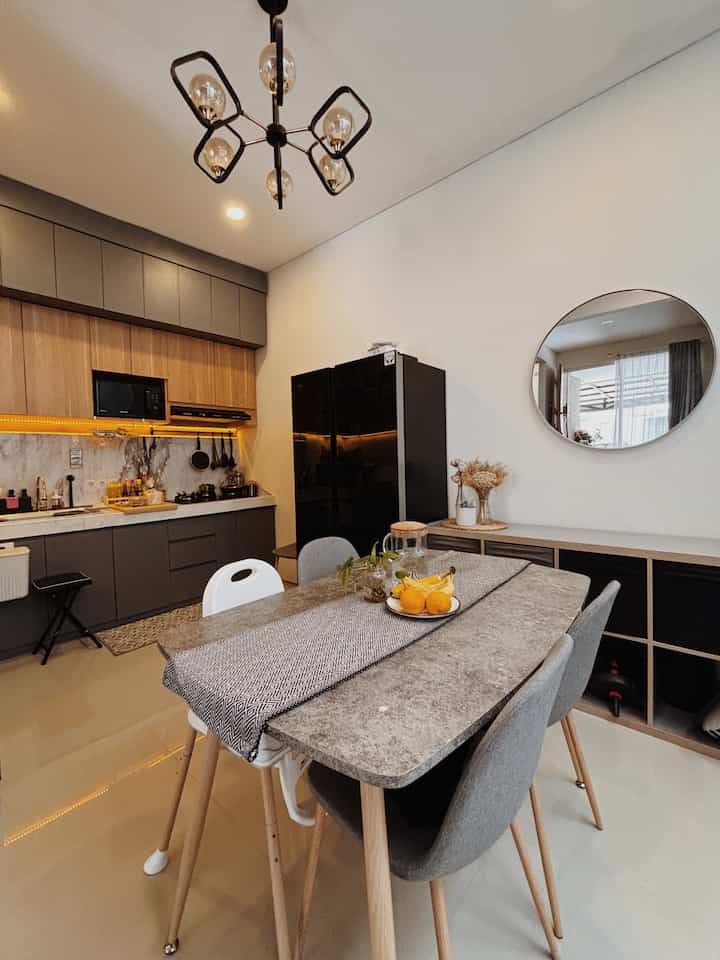 memanfaatkan rumah dengan lahan terbatas dengan membuat area dining dan kitchen menjadi satu. dalam styling area dining pun harus menyatu dengan area kitchen agar tetap selaras.
-
#stylingruangmakan
#diningroomstyling
#inspirasiruangmakan
#openspace
#bogor