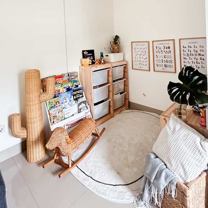 Selamat siang semua!
Hola dari pojok bermain casaaksadaru. 
Tempat ini sebenernya disetting untuk area kerja, berhubung ya ada bocil jadi kami fungsikan untuk tempat bermain anak dulu. 

Posisi tempat bermain ini berada disamping living room rumah kami, karena memang casaaksadaru itu open space yaa tanpa sekat sama sekali jadi ya keliatan gitudeh. 

Untuk menata agar supaya tempat bermain tetap estetik dipandang, jadi kami pilih perabotan yang senada juga dg ruang yang lain. Plus nya nih ketika ada tamu yg bawa bocil, orangtuanya bisa asik ngobrol di living room sambil awasin anaknya main disini. 

Itulah pojok bermain casaaksadaru 🎡
Semoga bisa menjadi inspirasi ya! Thanks ✨

#playroom #japandistyle #homeinspo #homestagram #inspirasiruangbermain #rumahindustrial #casaaksadaru