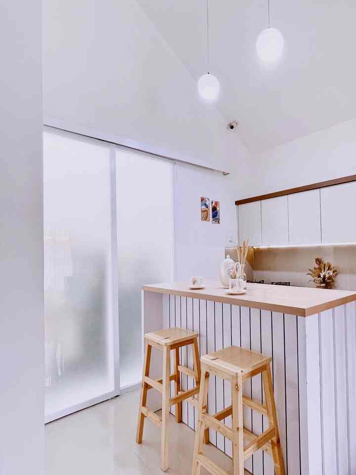 Dining room “Kei House”✨

Area mini bar ini kami fungsikan juga untuk dining room, karna ingin menerapkan konsep minimalis dan memanfaatkan space yg ada. Ruangan ini menjadi tempat favorit kami di rumah untuk makan bersama atau sekedar minum kopi hangat. Kami menambahkan led strip dengan cahaya warm white di area kitchen set agar suasana lebih hangat di malam hari.

#StylingRuangMakan
#DiningRoomStyling
#InspirasiRuangMakan