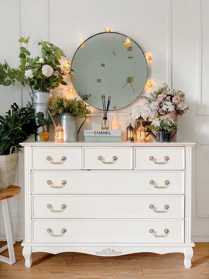 Foyer 🥰🥰 kabinet serbaguna untuk menyimpan banyak barang. Karena aku suka bunga. Di meja ini penuh bunga cantik, karena lagi ramadhan, aku tambahkan lampu hias menyambut ramadhan. #Homedecor #dekorasirumah #homeinspiration #homeideas #interiorstyling #rumahcantik #desainrumah #inspirasirumah #desainrumahminimalis #desainrumah #rumahminimalis #rumahkorea  #vintagehome #modernfarmhouse #americanclassic 