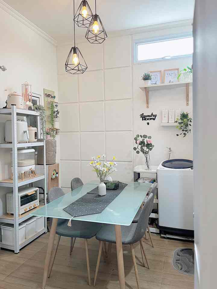 Ruang makan di rumah kami ini letak nya bersebelahan dengan dapur dan terletak dekat dengan tempat cuci karena lahan yang sangat terbatas jadi harus memanfaatkan space yang ada. 

Di ruang makan ini kami sering menghabiskan waktu bersama keluarga sambil menikmati hidangan makanan sederhana.

#StylingRuangMakan
#DiningRoomStyling
#InspirasiRuangMakan
#RuangMakanSederhanaq